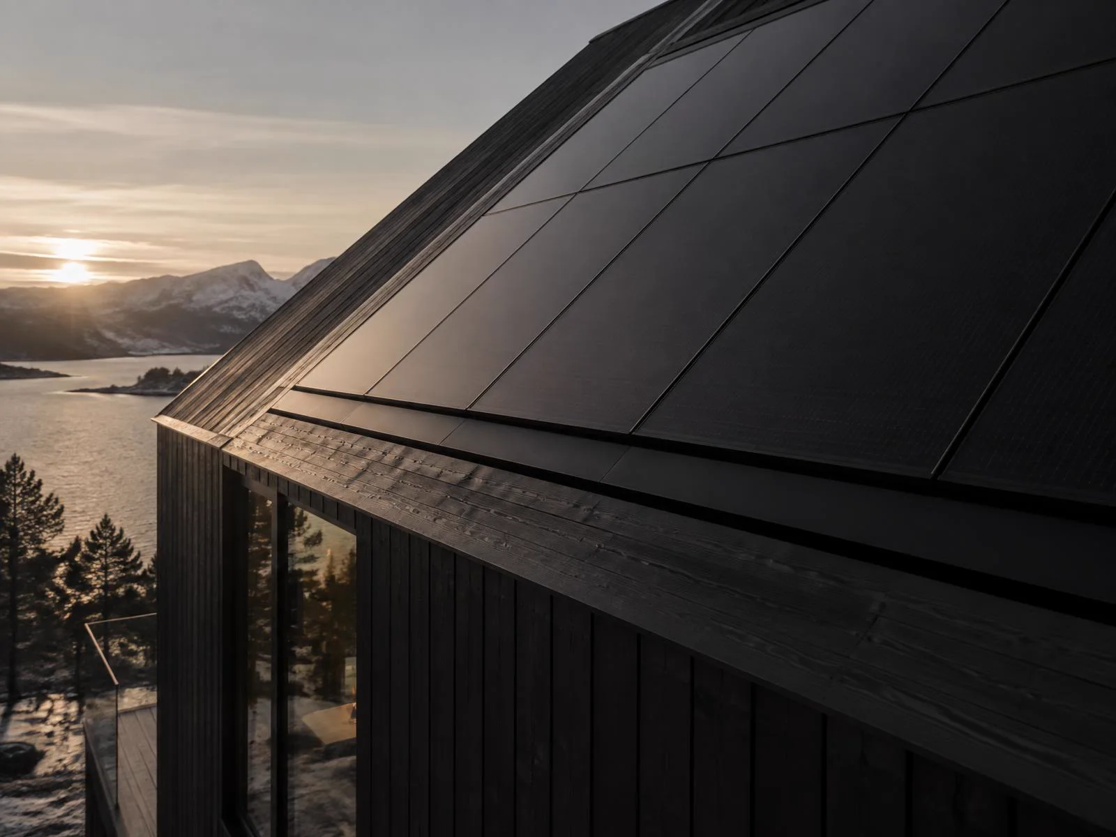Helsvarta solpaneler på ett mörkt träklätt hus